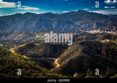 Aussichtspunkt von Calabasas mit der Santa Monica Mountains im Hintergrund an einem sonnigen Tag mit blauen Himmel und Wolken, Calabasas Peak State Park, Cal Stockfoto