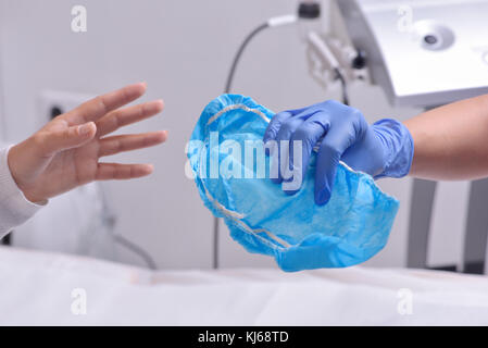 Krankenhaushygiene Überschuhe Abdeckung für Außen Mikroben Schutz Stockfoto