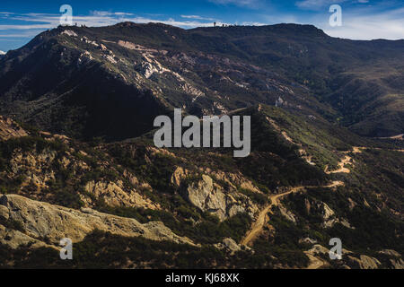 Malerischer Blick auf Calabasas Peak Trail schlängelt sich durch den Canyon mit Felsformationen an einem sonnigen Tag mit blauen Himmel und Wolken, Calabasas Peak S Stockfoto