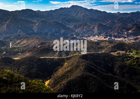 Aussichtspunkt von calabasas mit der Santa Monica Mountains im Hintergrund an einem sonnigen Tag mit blauen Himmel und Wolken, calabasas Peak State Park, cal Stockfoto