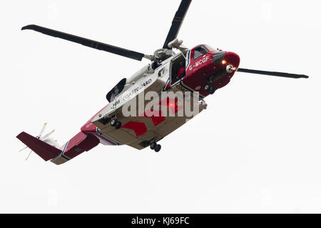 Eine hm Küstenwache Sikorsky S92 Hubschrauber sucht für eine fehlende Walker in der Nähe von Inverness in den schottischen Highlands. Stockfoto