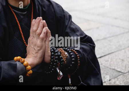 Buddhistischer Mönch betet in Taipei, Taiwan Stockfoto