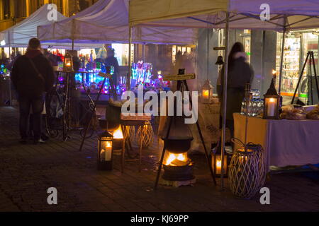 Riga, Lettland, 17. November 2017: Festival staro Riga, strahlenden Riga feiert 99. Jahrestag der Unabhängigkeit. vecriga, festlichen Markt Stockfoto