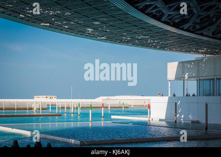 Abu Dhabi, Vereinigte Arabische Emirate, 14. November 2017, das Louvre Museum auf der Insel Saadiyat. Stockfoto