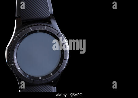 Smart watch mit einem leeren Wählen auf einem schwarzen Hintergrund isoliert Stockfoto