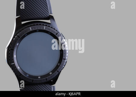 Smart watch mit einem leeren Wählen auf einem grauen Hintergrund isoliert Stockfoto