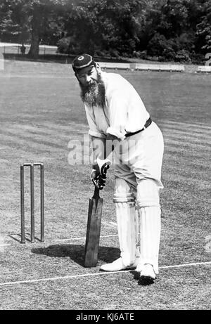 W.G.GRACE (1848-1915) Englischkricketspieler ca. 1890 in den Kappenfarben des Marylebone Cricket Club Stockfoto