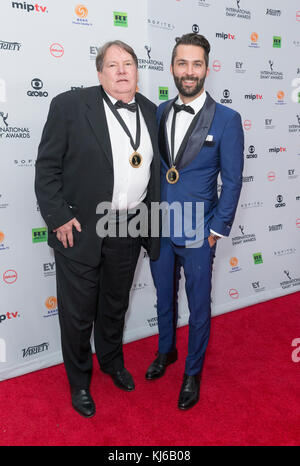 New York, NY - 20. November 2017: Dan carmody & David cormican Besuchen 2017 International Emmy Awards im Hilton Hotel (Foto von lew Radin/Pacific Press) Stockfoto