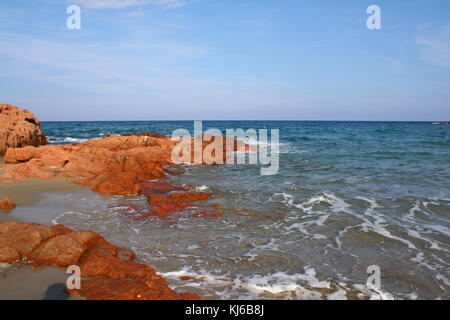 Die Wellen kommen in Hart an die Felsen und Steine von einer starren Strand am Meer. Stockfoto