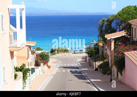 Die Ansicht der Spiaggia di di Strand Rena Bianca von der Stadt Santa Teresa di Gallura. Stockfoto