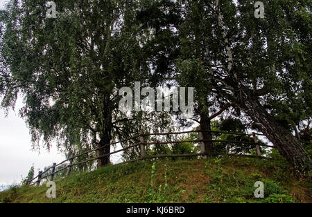 Fechten der ländlichen Friedhöfen im Sommer, Russland Stockfoto