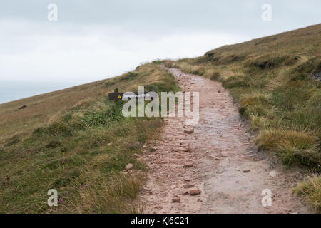 Gefährliche Klippen Schild neben Fußweg verschwinden in der Ferne, Hoy, Orkney, Schottland, Großbritannien Stockfoto