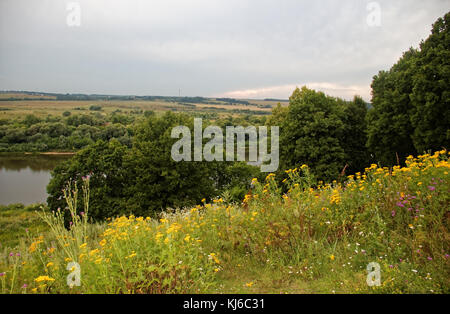 Abends am Fluss Oka in der Region Tula, Russland Stockfoto