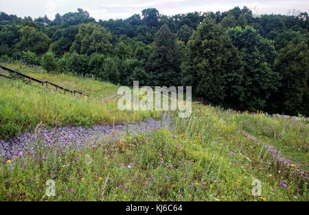 Eine Holztreppe am Ufer des Fluss Oka im Sommer, Russland Stockfoto
