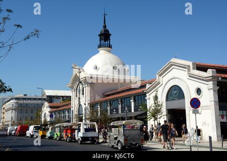 Die Außenseite des Time out Markt Food Hall Mercado da riberia Cais Sodré Lissabon tun Stockfoto