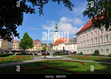 Klagenfurt, Österreich - Juni 3, 2017: Landhaus Park mit Blick auf heiligengeistkirche Stockfoto