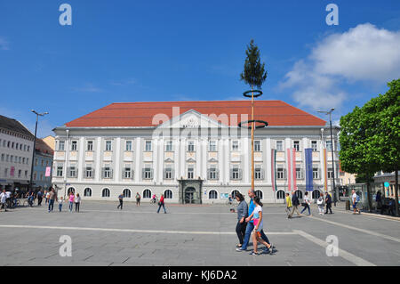 Klagenfurt, Österreich - 3 Juni, 2017: Neuer Platz mit Aussicht am Neuen Rathaus (Neues Rathaus) Stockfoto