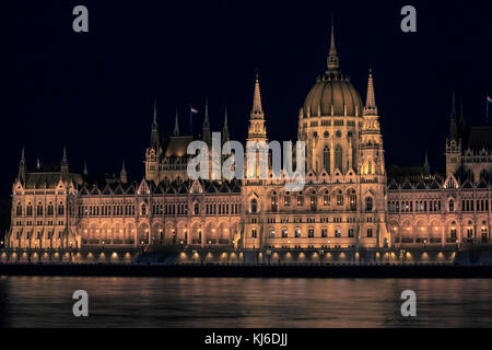 Neue Gebäude in der Stadt London, Finsbury circus 8. Schöne, einfache Suche Steinfassade mit Windows den Himmel reflektieren. Stockfoto