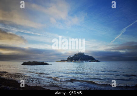 St. Michael's Mount, vor der Südwestküste von Cornwall. Es ist ein ikonisches Reiseziel für Reisende aus der ganzen Welt - John Gollop Stockfoto