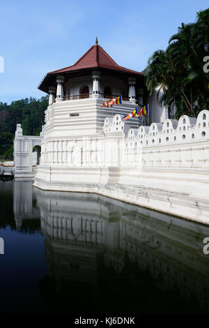 Sri Lanka, Sri Dalada Maligawa oder der Tempel des Heiligen Zahns ist ein buddhistischer Tempel in der Stadt Kandy. Stockfoto