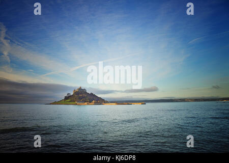 St. Michael's Mount, vor der Südwestküste von Cornwall. Es ist ein ikonisches Reiseziel für Reisende aus der ganzen Welt - John Gollop Stockfoto