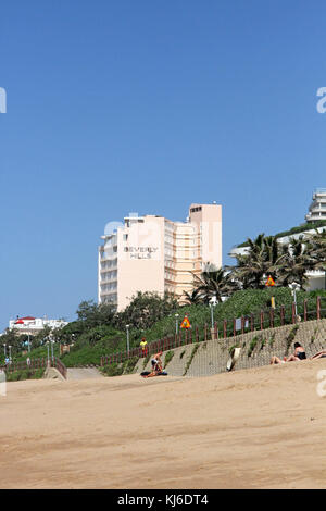 The Beverly Hills Hotel, Blick vom Strand, von Umhlanga Rocks, KwaZulu Natal, Südafrika. Stockfoto