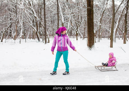 Fahrt auf einem Schlitten im Winter Holz Stockfoto