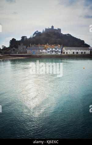 St. Michael's Mount, vor der Südwestküste von Cornwall. Es ist ein ikonisches Reiseziel für Reisende aus der ganzen Welt - John Gollop Stockfoto