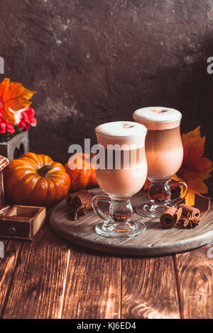 Lecker Kürbis würziger Latte Stockfoto