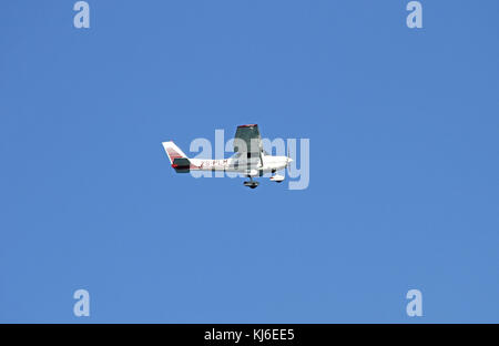 Cessna Flugzeug im Flug, von Umhlanga Rocks, KwaZulu Natal, Südafrika. Stockfoto