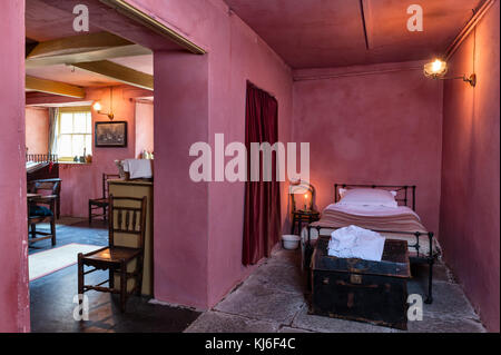 Der Richter Unterbringung, Presteigne, Powys, UK. Ein preisgekröntes Museum des Viktorianischen Lebens. Eine gaslit Schlafzimmer aus Halle der Diener im Untergeschoss Stockfoto