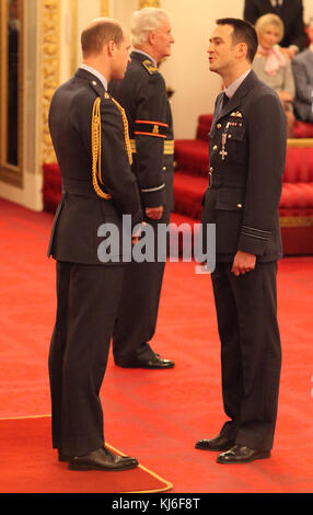 Der Staffelführer Roger Cruickshank, die Royal Air Force, wird vom Herzog von Cambridge im Buckingham Palace mit dem Distinguished Flying Cross ausgezeichnet. Stockfoto