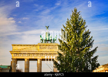 Brandenburger Tor und Weihnachtsbaum Stockfoto