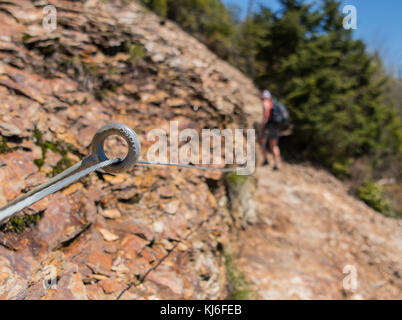 Sicherheit Kabel entlang der felsigen Trail mit steilen dropoff aufgereiht Stockfoto