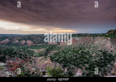 Gewitterwolken und Sonnenuntergang über Palo Duro in West Texas Stockfoto