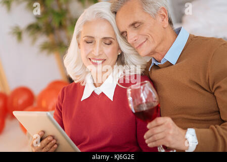 Liebevolle pensionierter Mann und Frau ihre Zeit gemeinsam genießen. Stockfoto