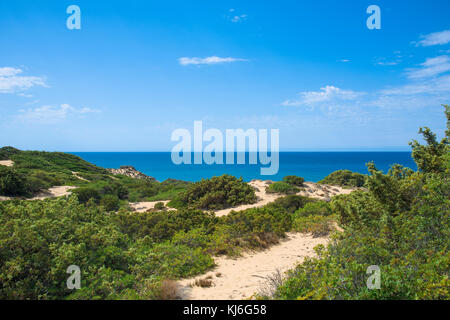 Ein Blick auf das Dünensystem von Piscinas in Sardinien, Italien, mit dem Mittelmeer im Hintergrund Stockfoto