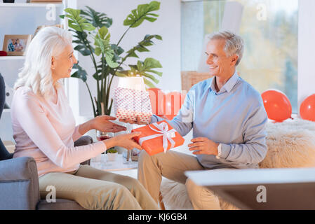 Eingedenk der Mann und die Frau den Austausch von Geschenken Stockfoto