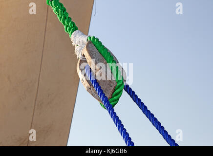 Dhow Segel und Mast gegen den blauen Himmel, Sansibar, Unguja Insel, Tansania. Stockfoto