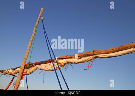 Boot riderhow Mast mit Segel nach unten und oben gebunden gegen den blauen Himmel, Sansibar, Unguja Insel, Tansania. Stockfoto