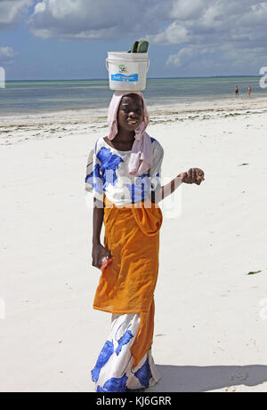 Frau am Strand, Unguja Insel, Sansibar, Tansania Stockfoto
