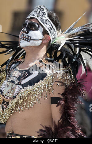 März 4,2016, San Miguel de Allende, Mexiko: indigene Tänzerin Mann mit bemaltem Gesicht, die traditionelle Kopfbedeckung und Kostüm an der älteren de la Co Stockfoto
