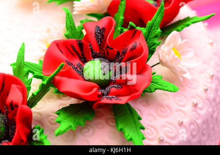 Traditionelle Hochzeit Brot auf dem Tisch. hochzeitstisch mit süßen traditionelle Hochzeit Brot. Stockfoto