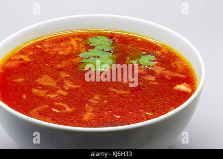 Borscht, russische Rüben Suppe in einer weißen Schüssel. Stockfoto