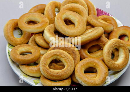 Russisch Brot Ringe, genannt baranki, auf einer kleinen Platte. Stockfoto