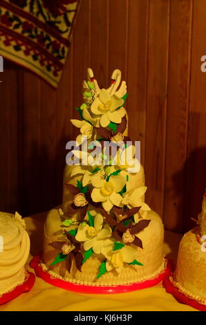 Traditionelle Hochzeit Brot auf dem Tisch. hochzeitstisch mit süßen traditionelle Hochzeit Laib Stockfoto
