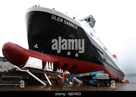 Die letzten Vorbereitungen für die Fähre MV Glen Sannox im Vorfeld der Startzeremonie für die Flüssiggas-Passagierfähre, die erste LNG-Fähre Großbritanniens, bei Ferguson Marine Engineering in Port Glasgow sind abgeschlossen. Stockfoto