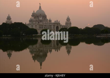 Reflexionen von Victoria Memorial, Kolkata in eines der Gewässer im Inneren des Komplexes gelegen. Es ist eine wunderbare Architektur aus der Kolonialzeit. Stockfoto