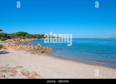 Blick auf den schönen Strand von Romazzino, Costa Smeralda, Sardinien, Italien Stockfoto