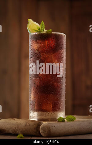 Cola Glas mit Eiswürfel und Tröpfchen. Stockfoto